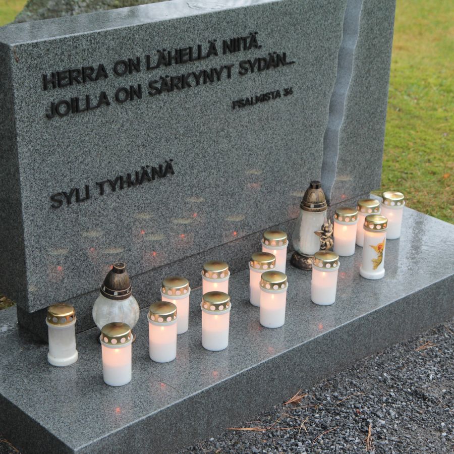 Tyhjän sylin muistopaikka Lempäälässä.