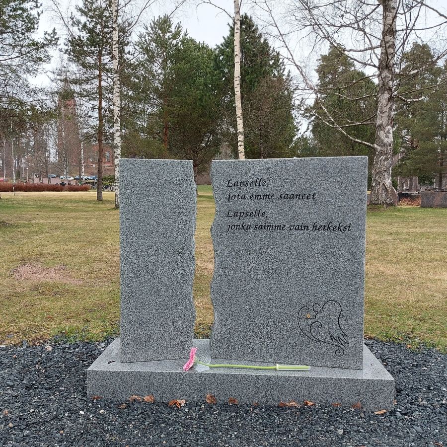 Tyhjän sylin muistopaikka Lopella.