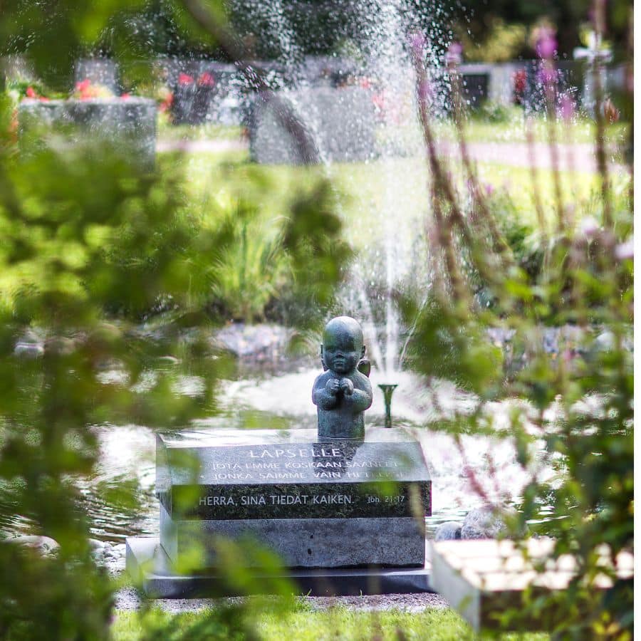 Tyhjän sylin muistopaikka Nurmijärvi