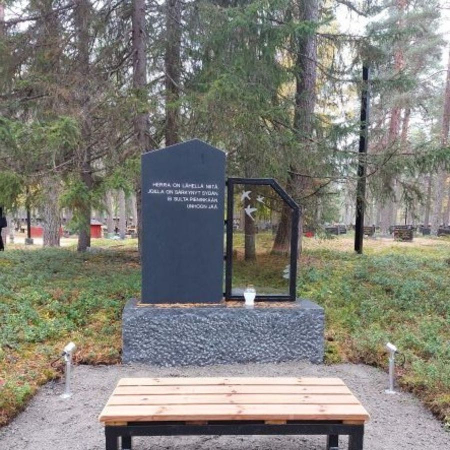 Tyhjän sylin muistomerkki Pudasjärvellä.