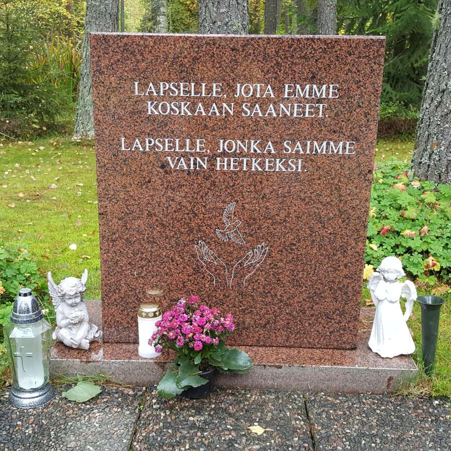 Tyhjän sylin muistopaikka Seinäjoella.