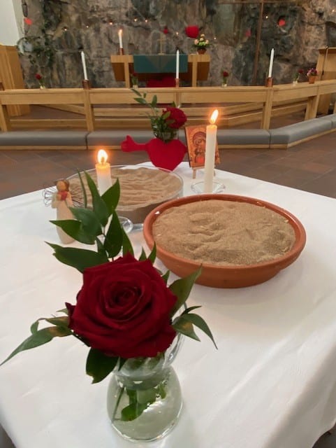 Tyhjän sylin tilaisuus antaa paikan surulle.