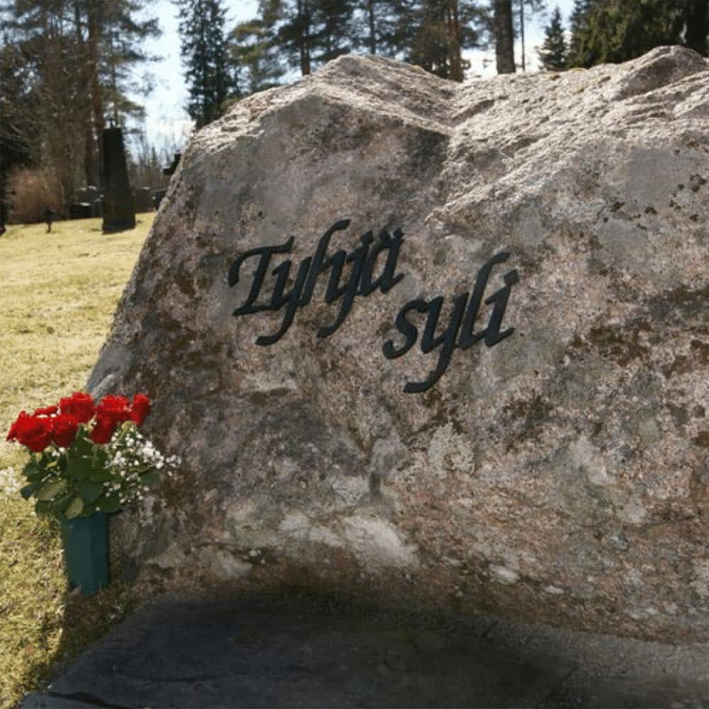 Tyhjän sylin muistopaikka Jämijärvi