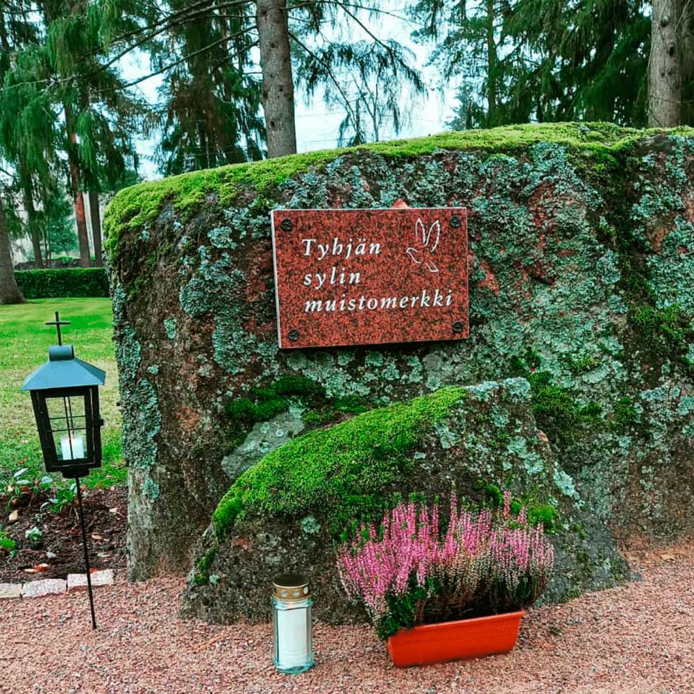 Tyhjän sylin muistopaikka Kotka