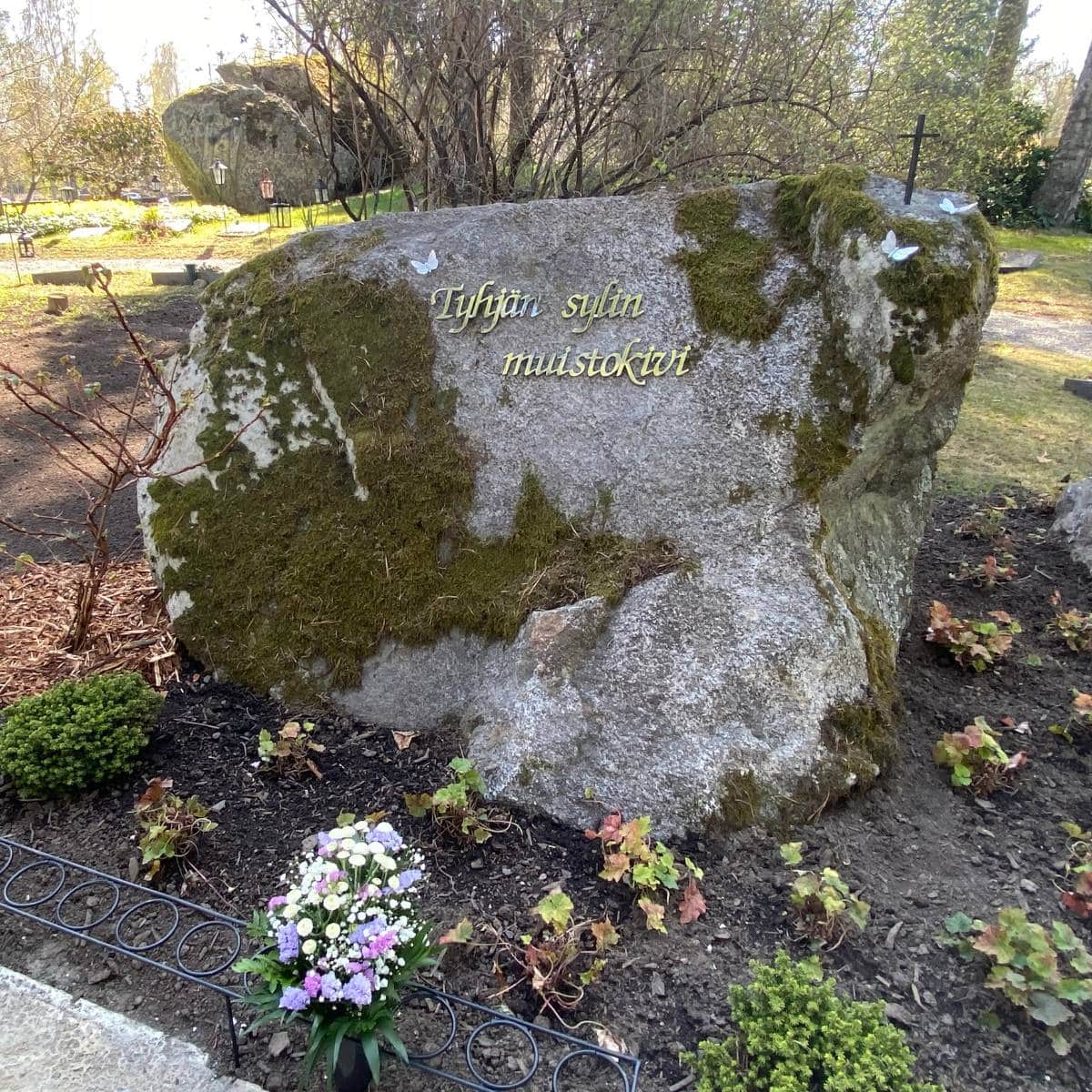 Tyhjän sylin muistopaikka Valkeakoskella