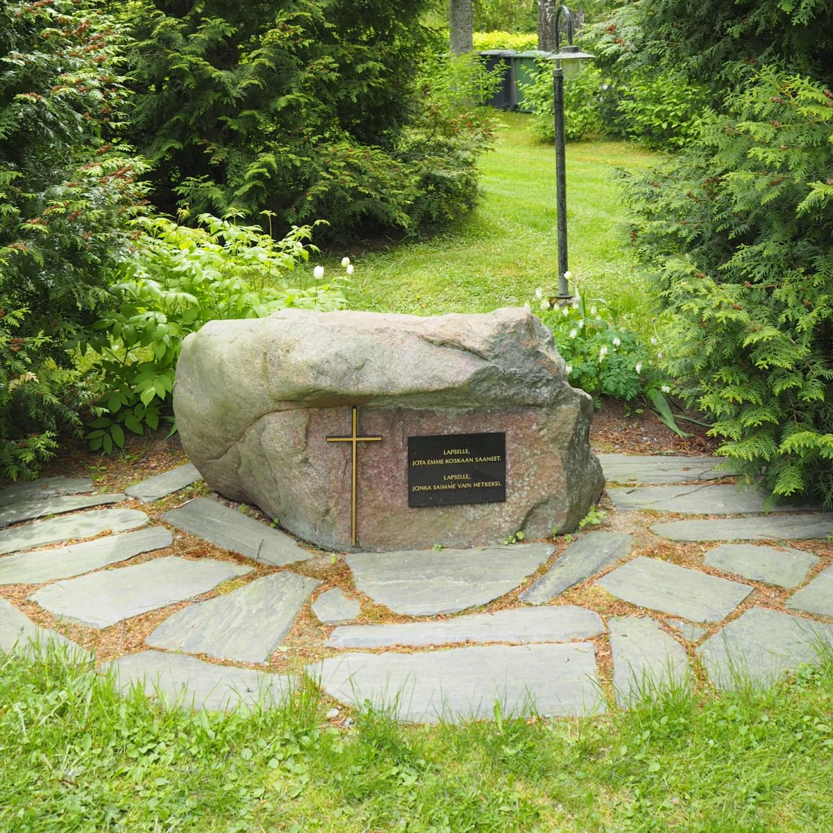 Tyhjän sylin muistopaikka Janakkalassa.