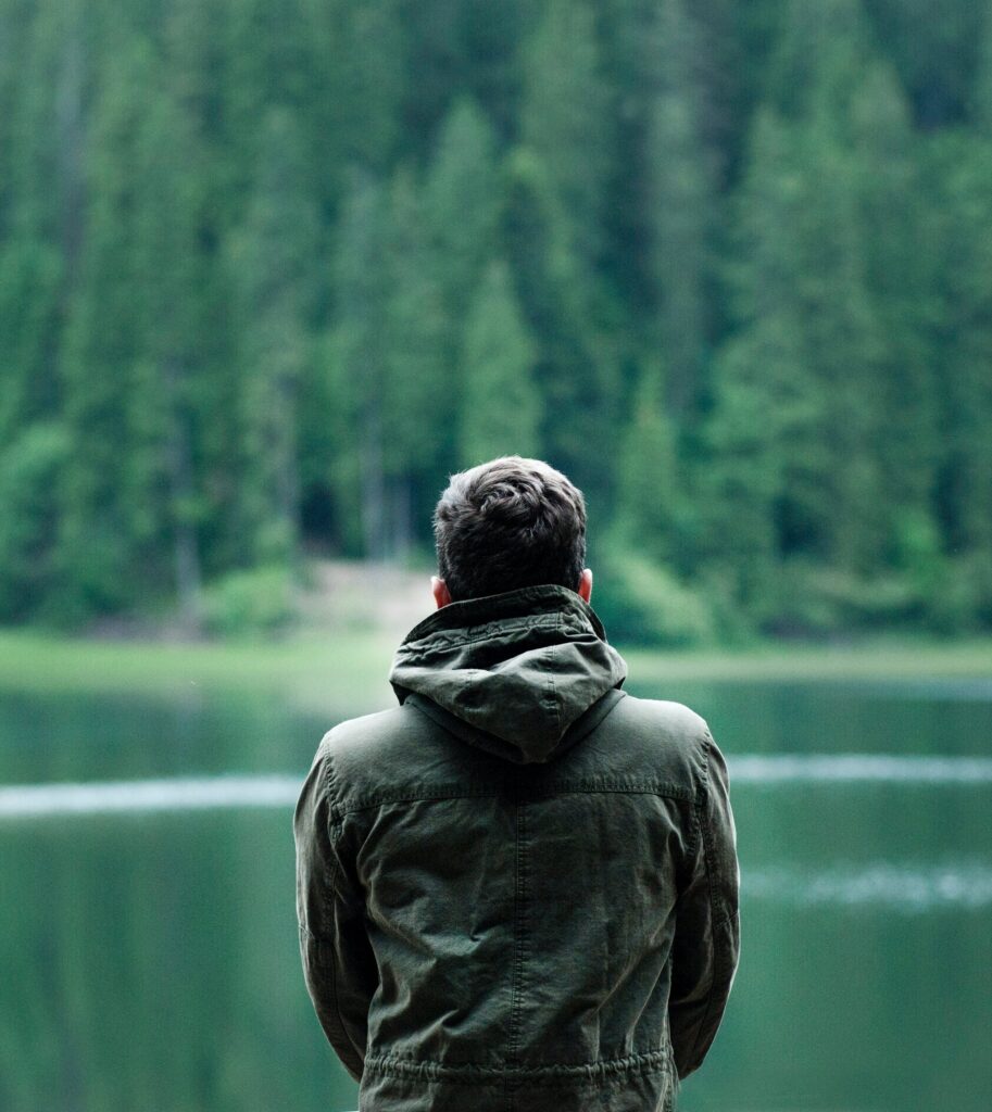 Miesoletettu katselee järvelle