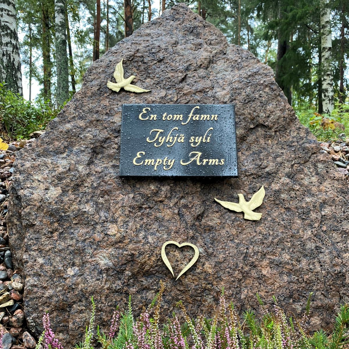 Tyhjän sylin muistopaikka Porvoossa