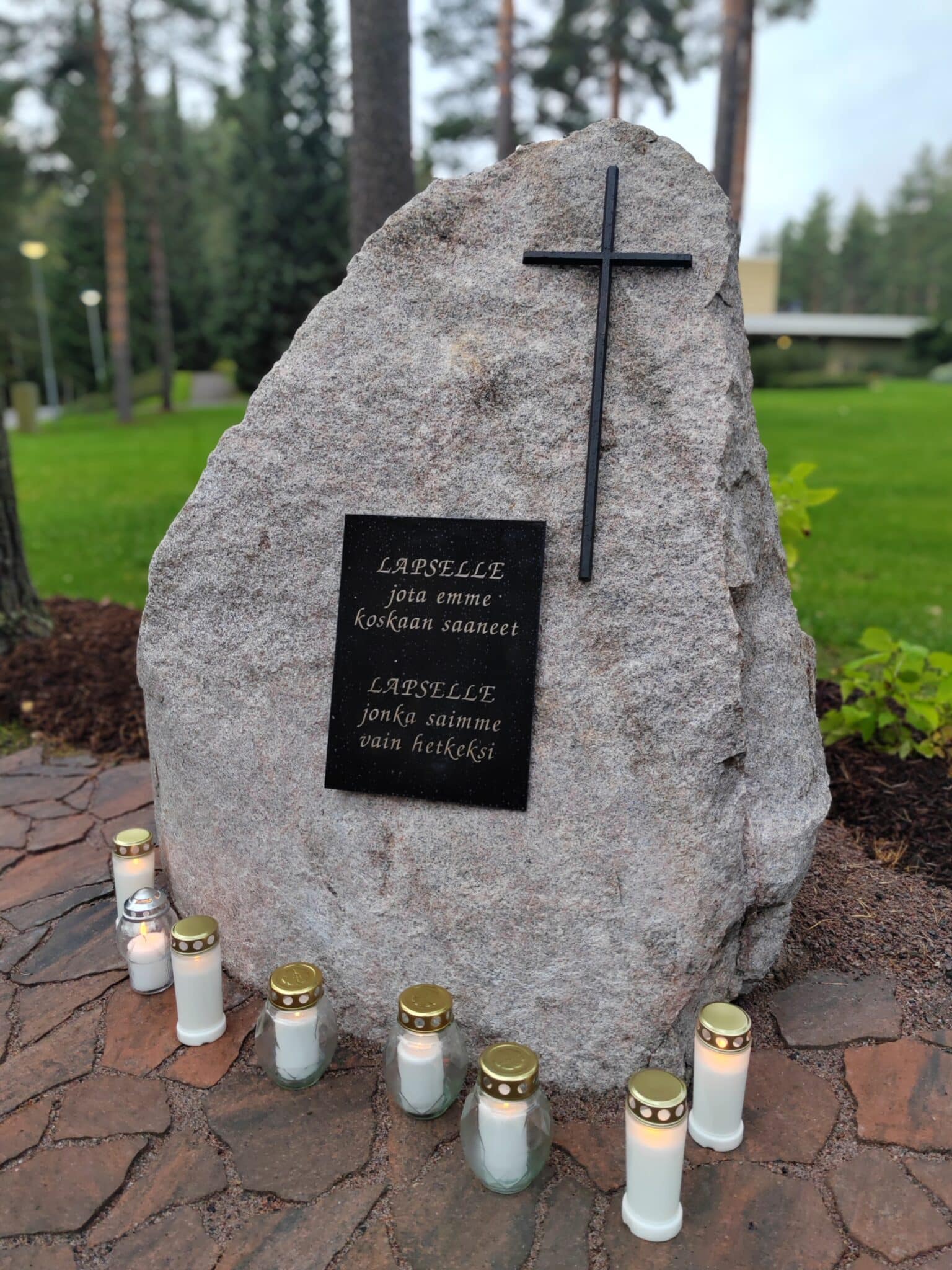 Tyhjän sylin muistopaikka Hämeenlinnassa