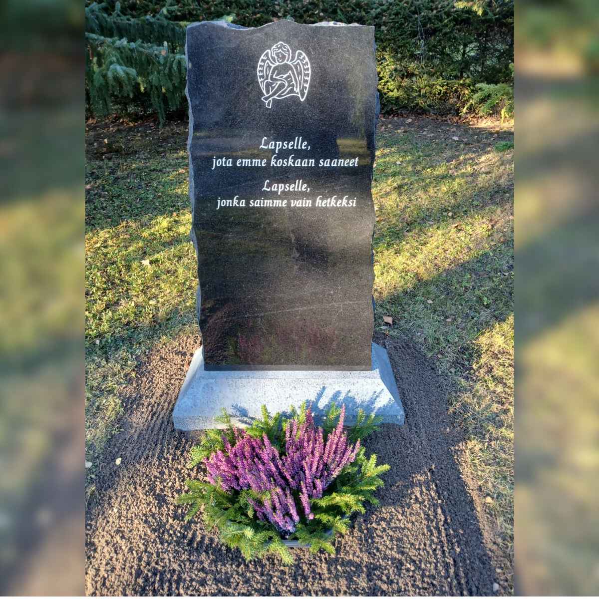 Tyhjän sylin muistopaikka Kuusankosken uudella hautausmaalla.