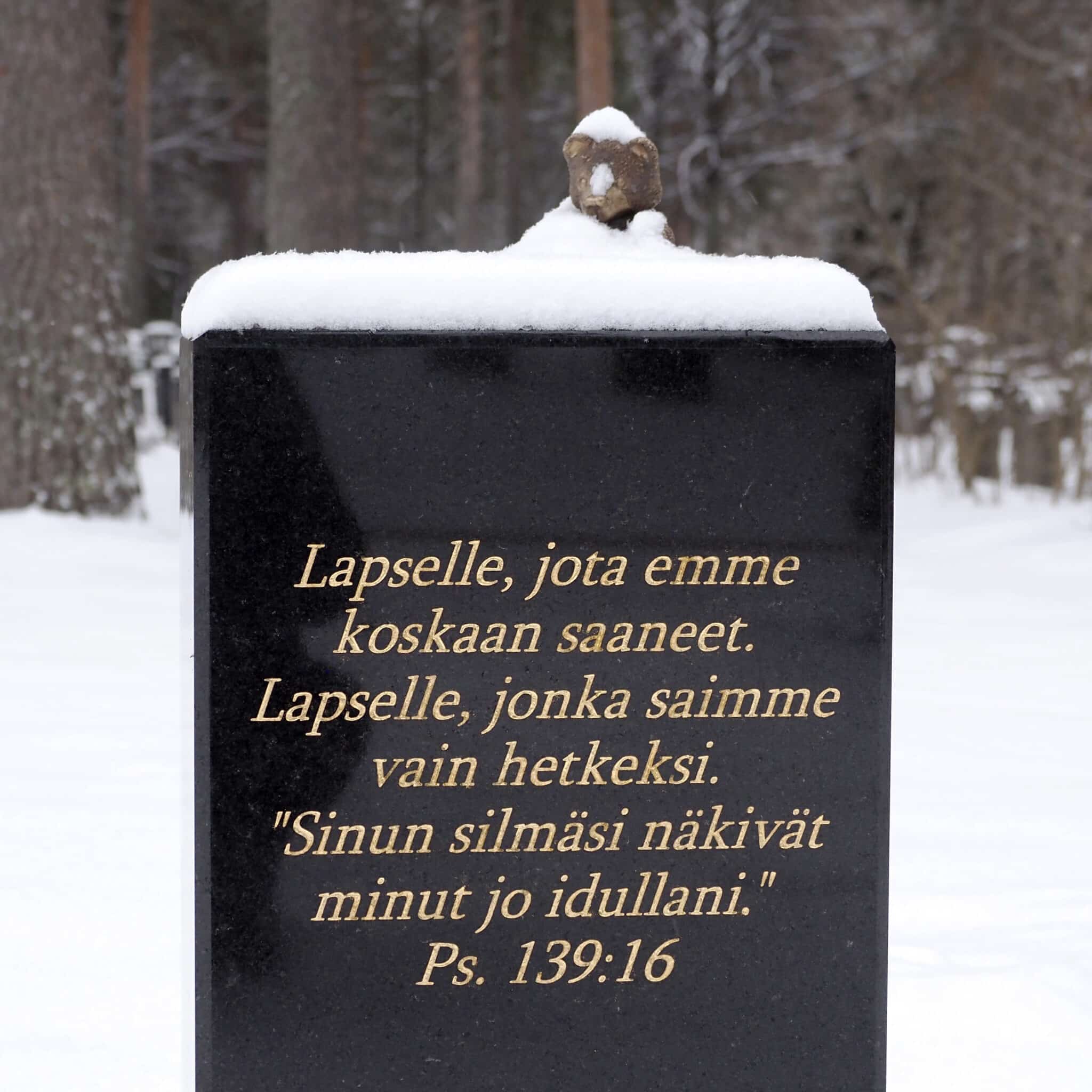 Tyhjän sylin muistopaikka Joensuussa