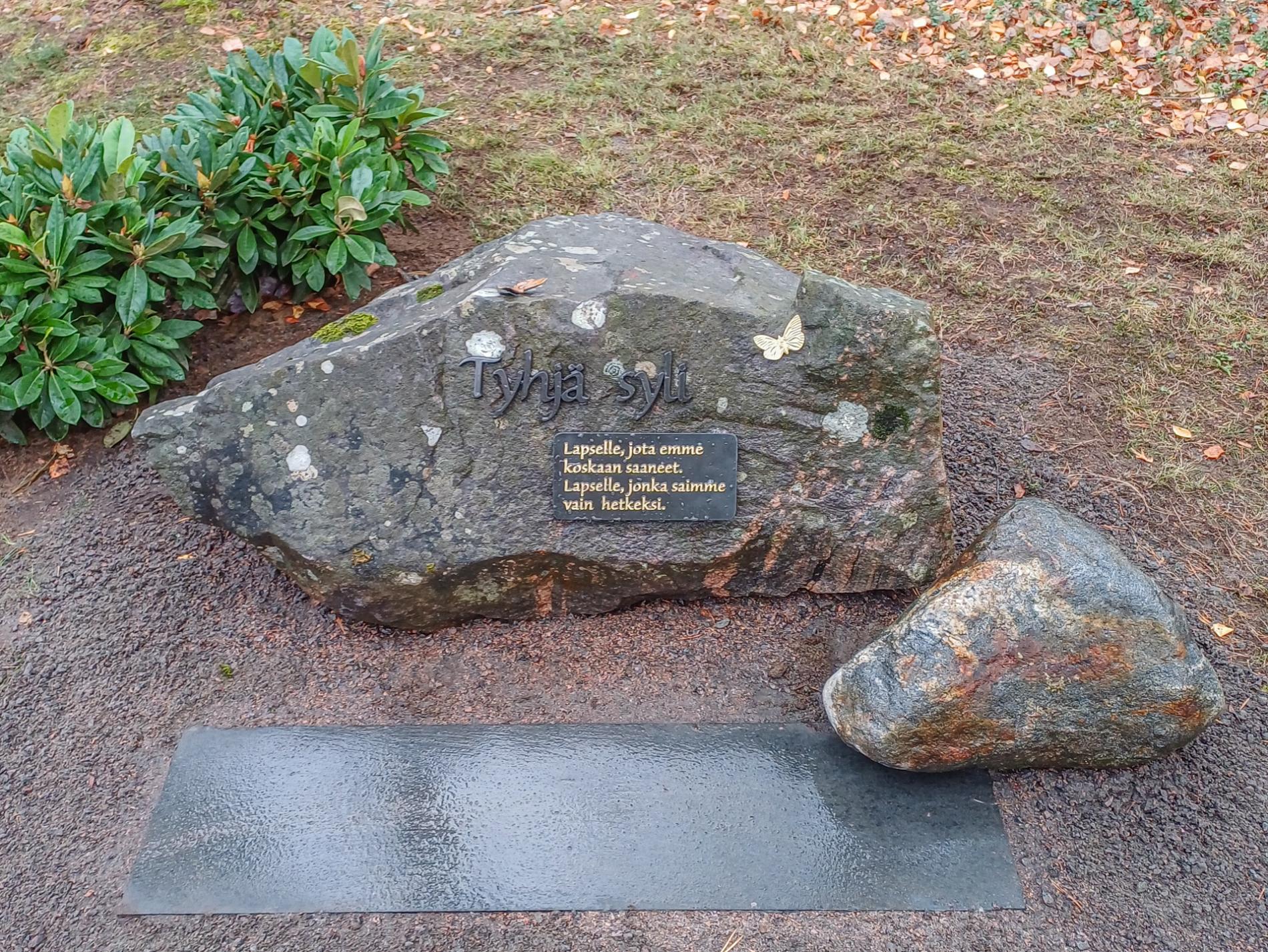 Tyhjän sylin muistopaikka Joutsenossa.