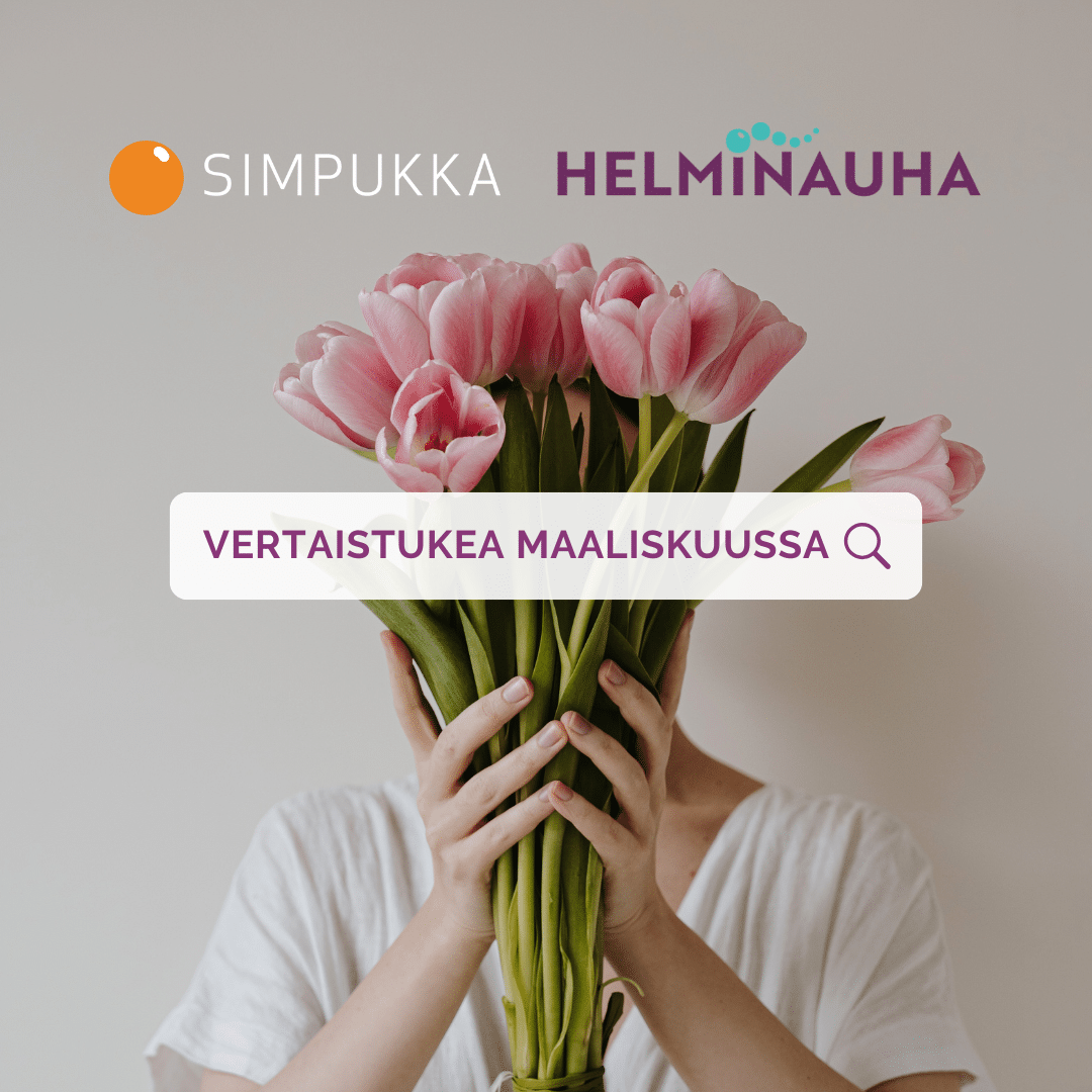 henkilö pitää tulppaanikimppua koholla kasvojensa edessä. kuvan päällä teksti vertaistukea maaliskuussa. kuvan yläreunassa simpukan ja helminauhan logot.