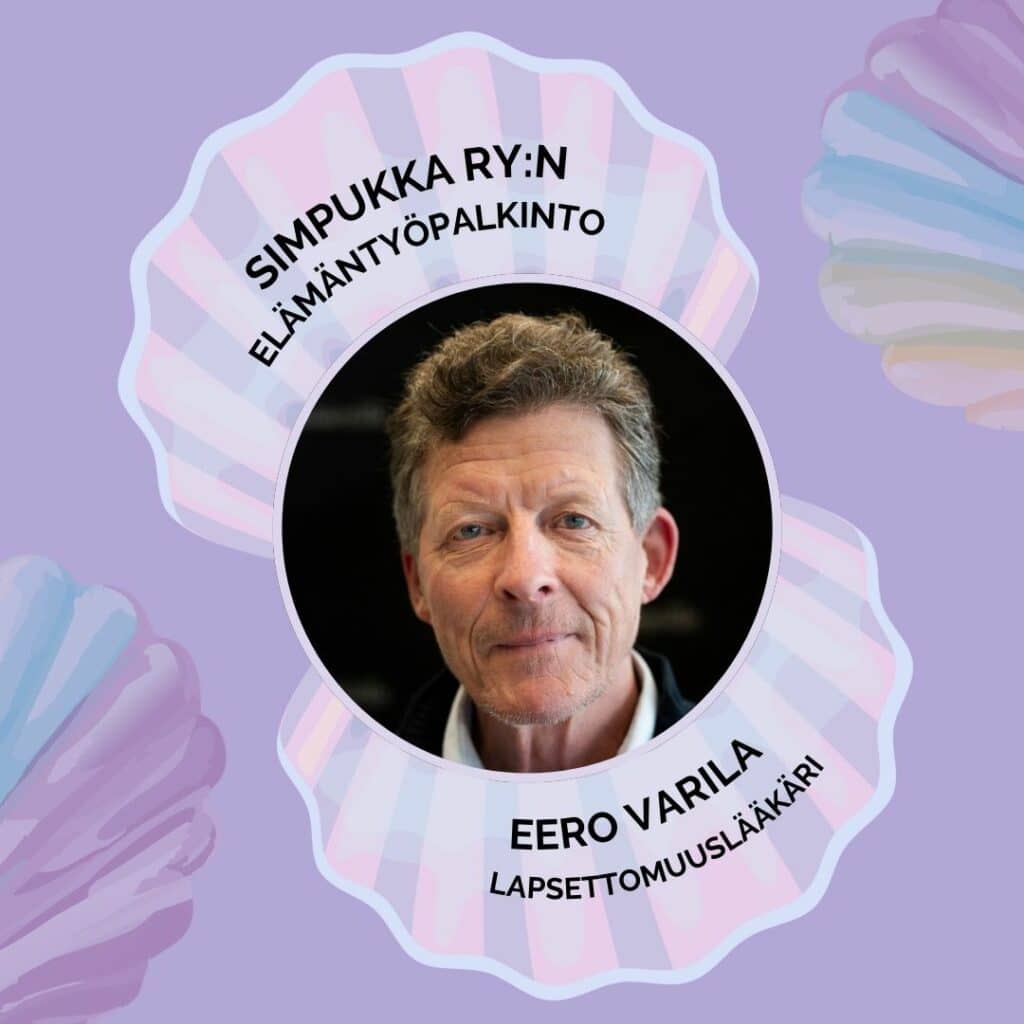 Simpukka ry myönsi pitkän linjan lapsettomuuslääkäri Eero Varilalle elämäntyöpalkinnon. Kuvassa Varila violettien simåukoiden ympäröimänä.