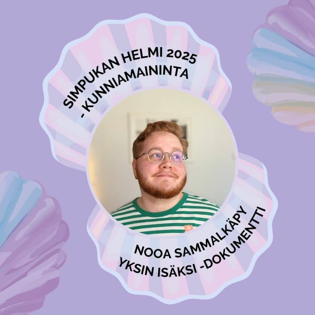 Simpukka ry:n Simpukan Helmi -kunniamaininnan on saanut Nooa Sammalkäpy ja hänen lapsiperheellistymisen tarinan kertova Yksin isäksi -dokumentti. Kuvassa Sammalkäpy violettien simpukoiden ympäröimänä.