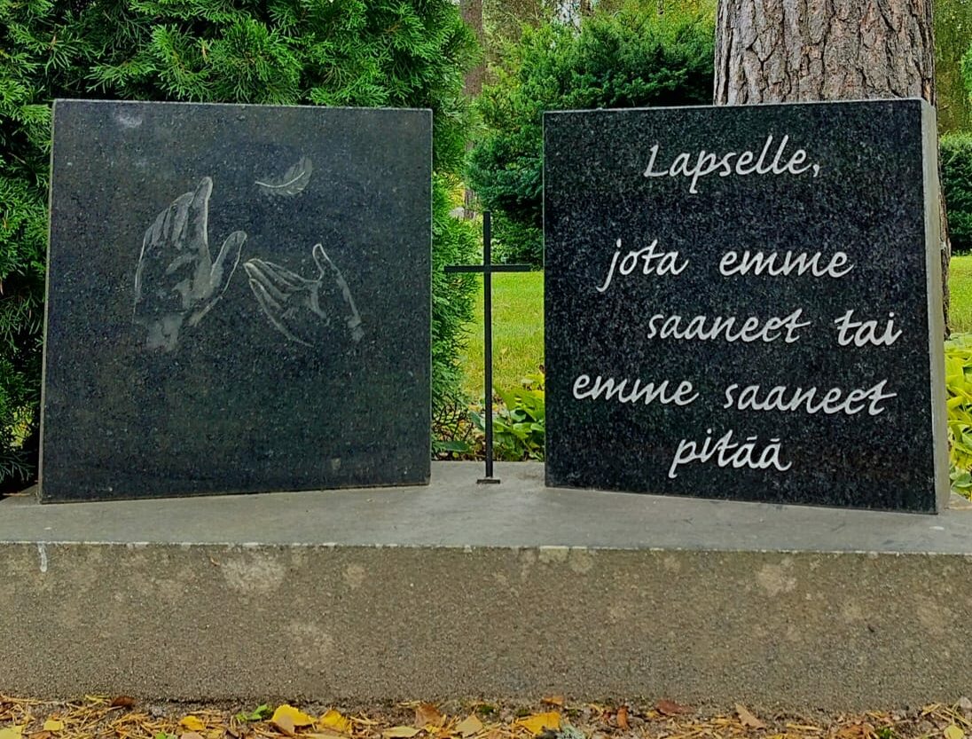 Tyhjän sylin muistopaikka Riihimäellä