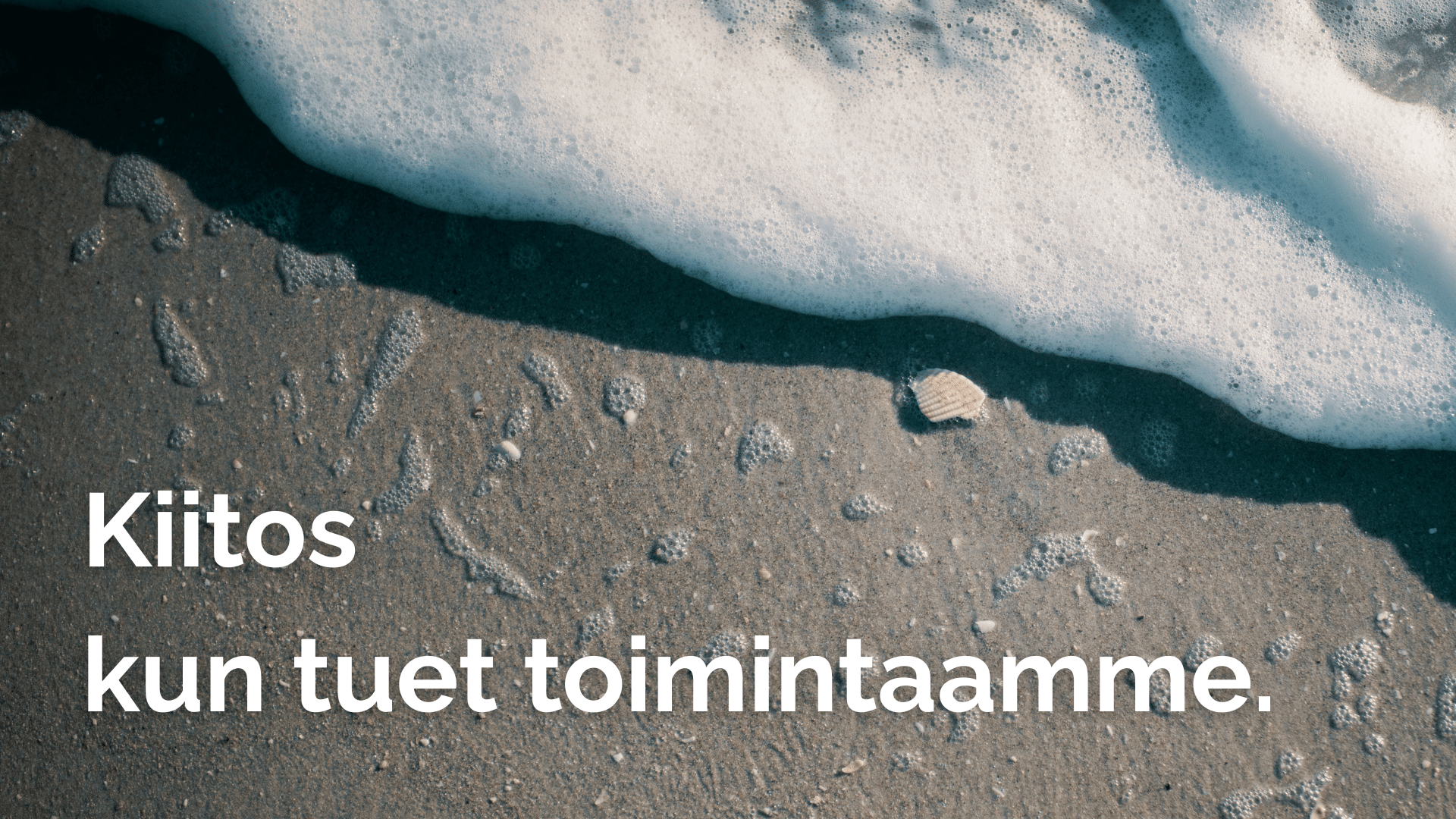 Kuva vaahtoavista aalloista rannalla ja teksti "kiitos, kun tuet toimintaamme"