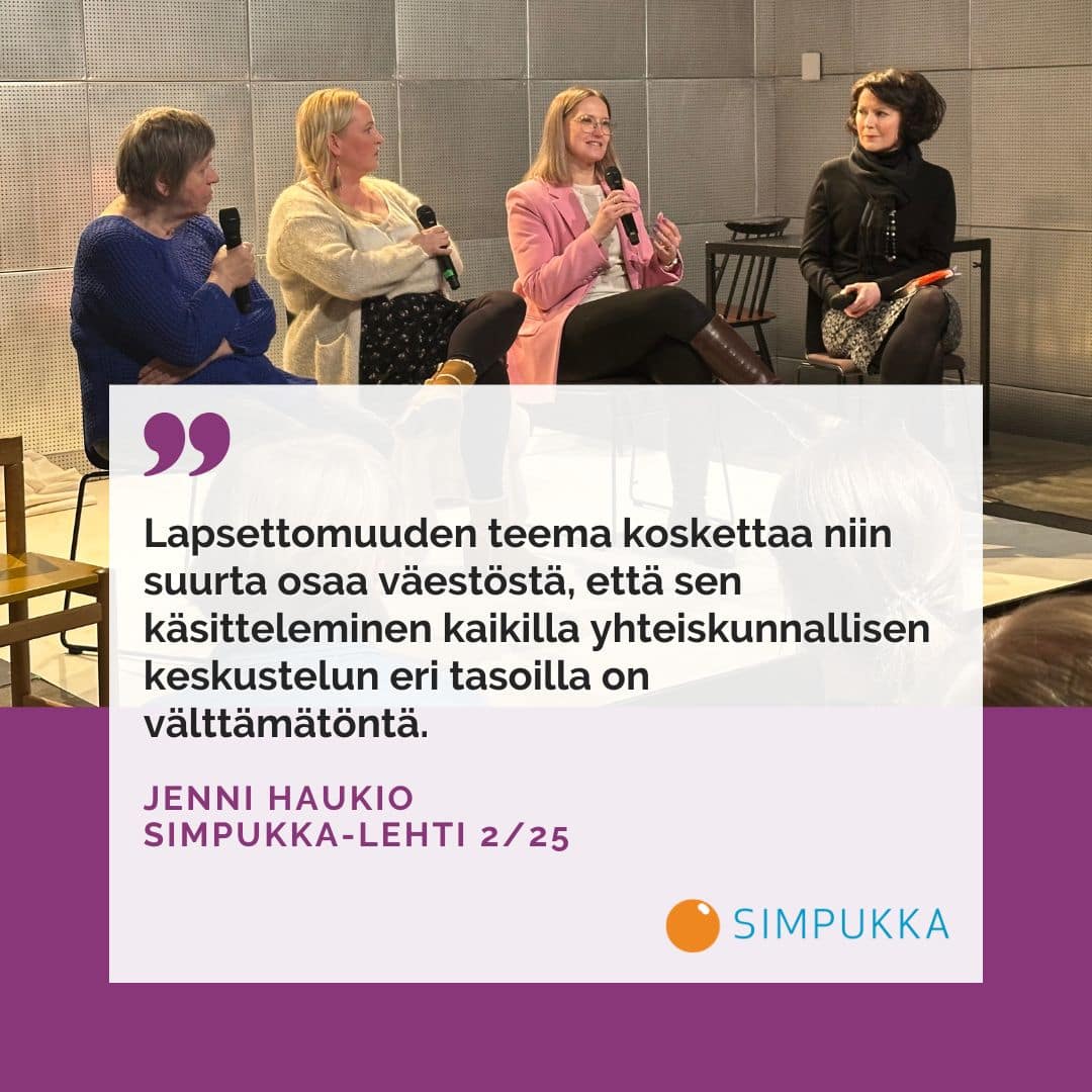 Lavalla keskustelemassa Gitta Oksanen, Nelly-Juulia Kärkkäinen ja Piia Savio Jenni Haukion johdolla. Simpukan logo. Pudota-näytelmä.