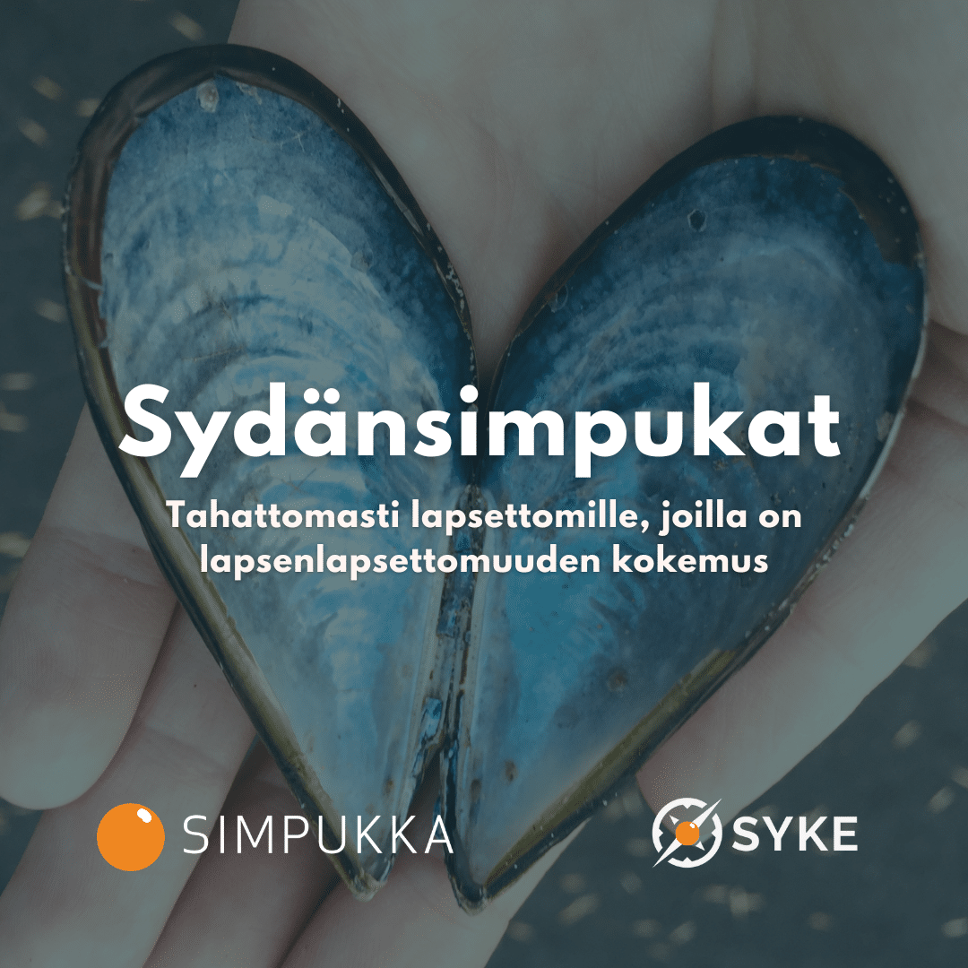 taustalla kädet, jotka pitävä simpukan kuoria, jotka muodostavat sydämen. teksti Sydän simpukat tahattomasti lapsettomille, joilla on lapsenlapsettomuuden kokemus. Alla simpukan ja syke-verkoston logot.