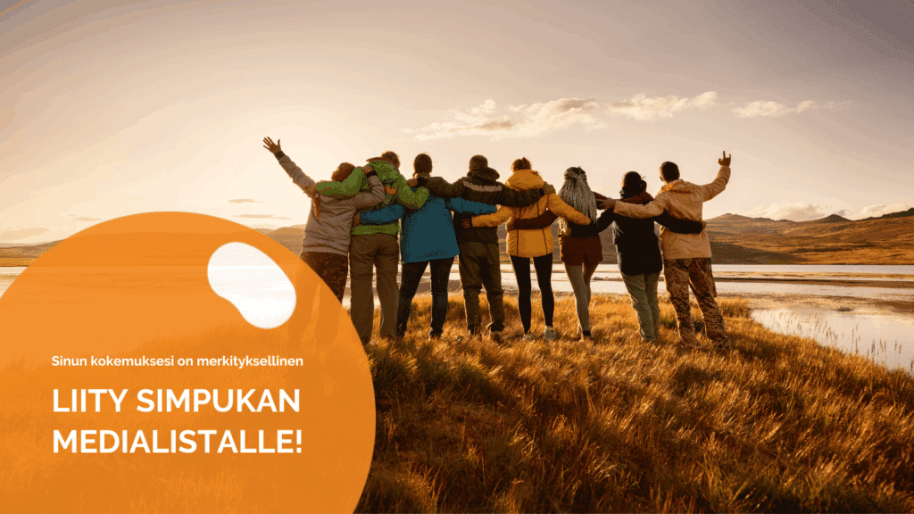 Liity Mediavertaisten listalle! Taustalla auringonlaskussa joukko ihmisiä selät kameraa kohti.