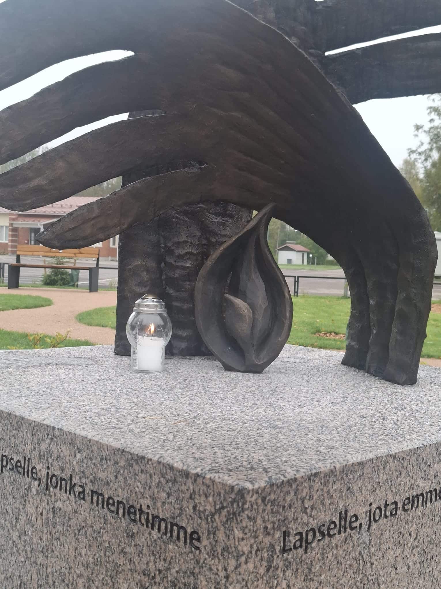 Tyhjän sylin muistomerkki Nivalassa