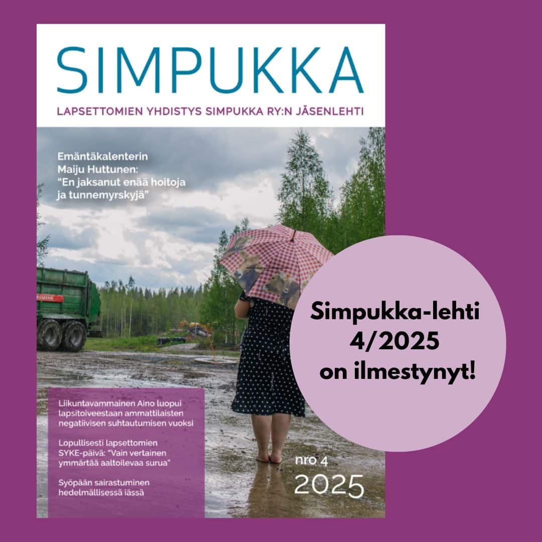 Simpukka-lehden kannessa nainen sateenvarjoan alla, Taustalla näkyy traktori. Teksti Simpukka-lehti 4/2025 on ilmestynyt