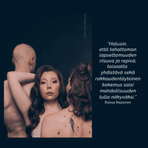 Minun perheeni, Simpukan valokuvanäyttely. Halusin, että tahattoman lapsettomuuden riisuva ja repivä, toisaalta yhdistävä sekä rakkaudentäyteinen kokemus saisi mahdollisuuden tulla näkyväksi.” Roosa Reponen kuvassa.