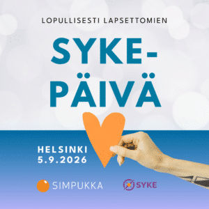 Juliste, jossa teksti "Lopullisesti lapsettomien Syke-päivä". Kuvassa käsi pitelee oranssia sydäntä. Alareunassa Simpukka ry:n ja SYKE-toiminnan logot.