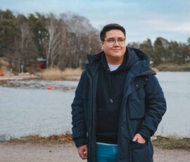 Asun yksin, mutta perheeseeni kuuluvat äiti, pikkuveli, isäpuoli sekä hänen lapset ja mummoni sisko. Puoliksi vietnamilaisena minulla on suuri suku ja ihmisiä, joiden kanssa saa tuntea kuuluvansa osaksi jotain suurempaa. Perhe merkitsee yhdessäoloa, rakkautta, turvaa ja välittämistä. Maahanmuuttajan poikana ja seksuaalivähemmistöön kuuluvana miehenä tuntuu, että minulle jaetut kortit elämässä ovat olleet vaikeimmasta päästä. Lapsiperheellistyminen merkitsisi minulle sitä, että olen samanarvoinen kuin metrossa vastapäätä istuva ihminen. Läheiseni ovat suhtautuneet lapsiperhehaaveisiini positiivisesti. Valitettavasti yhteiskunta tuntuu vaan laahaavan hitusen vielä perässä, ja siksi itse haluan olla vaikuttamassa muun muassa ei-kaupallisen sijaissynnytyksen laillistamiseen. Haluan luottaa siihen, että horisontissa häämöttää tulevaisuus, joka mahdollistaisi lapsiperheellistymisen ja vanhemmuuden jokaiselle sitä toivovalle. Kuvassa Jim. Kuvaaja Viivi Selin.