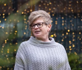 Minulle perhe ovat vanhemmat, sisarukset avopuolisoineen ja siskontyttö. Kodissani on vain minä. Lapsitoiveen ja lapsettomuushoitojen jälkeen olen pikkuhiljaa oppinut viihtymään omin päin, ja voin nykyään, 9 vuotta hoitojen loputtua, todeta, että lapsettomuus on yleisesti joko neutraali asia tai jopa eräänlainen vapaus. Sinkkuna olen aina viihtynyt. Arkeni on aika rauhallinen ja valoisa, ja lisänä on paljon valonpilkahduksia perheestä ja ystävistä ja muusta sellaisesta.
Kuvassa Katja. Kuvaaja Eeva-Maria Brotherus. //
För mig är familj föräldrar, syskon med sambor och en systerdotter. I mitt hem finns bara jag, och med det trivs jag. Egentid är viktig för mig, och jag har efter barnlängtan och försök lärt mig njuta av ett liv som barnlös och singel.
Att kunna säga att jag trivs för mig själv är skönt. Som singel har jag alltid varit nöjd, men barnlösheten var (och är) en sorg. 9 år efter att vården avslutades känns också den okej. Visst dyker sorgen upp, men inte lika kraftigt. Jag har ett trivsamt och lugnt hem, en vardag med mycket egentid, ett jobb jag trivs med och en familj som finns där, på sina håll. Och vännerna, som en förlängning av familjen.
Det är på många sätt en ljus tillvaro, med starkare glimtar av familj, vänner, meningsfulla sysselsättningar m.m. Och av att trivas med mig själv och det liv jag har. Barnlösheten är med, men rätt neutralt, eller t.om. en frihet.
Bilden föreställer Katja. Fotograf Eeva-Maria Brotherus.