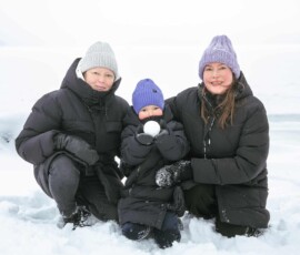 Perheeseemme kuuluvat äidit Salli ja Annika, 5-vuotias lapsemme Felix, kaksi rescuekoiraa ja kolme kissaa. Arkemme rakentuu perhepäivähoidosta, töistä ja yhdessä vietetystä ajasta. Perhe ei synny vain biologian kautta, vaan tahdosta, rakkaudesta, turvallisuudesta ja sitoutumisesta.
Lapsettomuushoitoihin sisältyi vuosien ajan pettymyksiä. Lopulta koimme valtavan onnen. Sateenkaariparina olemme äärettömän kiitollisia lahjoittajalle sukusoluista.
Perheemme on kohdattu positiivisesti varhaiskasvatuksessa, terveydenhuollossa ja ystäväpiirissä. Joskus kohtaamme hiljaista hämmennystä, mikä tuntuu ulkopuolisuutena. Avoin keskustelu ja tiedon lisääminen vahvistavat kokemusta siitä, että jokainen perhe on yhtä arvokas.
Toivomme kaikki kolme perheeseemme toista lasta.
Annika (vas.), Felix ja Salli. Kuvaaja Jesse Reponen.