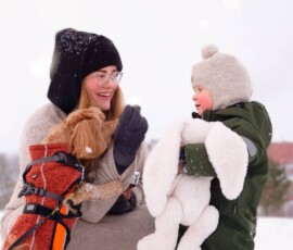 Olen 39-vuotias itsellinen äiti. Kaksi- ja puolivuotias lapseni on saanut alkunsa IVF-hoidoilla lahjasiittiöiden avulla. Perheeseen kuuluu myös 8-vuotias havannankoira Venni. Lapseni eno, kummit ja isovanhemmat ovat todella tärkeitä eri tavoin ja olen kiitollinen heille. Perheessämme parasta ovat läheisyyden hetket, hassuttelut, maailman ihmettely, arki ja yhteiset reissut. Näin jo nuorena unia äitiydestä, mutta haave tuntui aikuisenakin todella kaukaiselta. Haavetta varjostivat eri vaiheissa esimerkiksi kumppanin puute tai elämäntilanteet ja endometrioosi. Tahaton lapsettomuus aiheutti voimakkaita tunteita. Nyt kiitän päivittäin äitiyden ihmeestä ja siittiölahjoittajaa uskomattomasta lahjasta, jonka hän antoi meille, jotta minun oli mahdollista yrittää raskautta ja lapseni sai elämän. On ollut ihanaa saada kokea äitiys! Haluan lisätä tietoa puhumalla perhemuodostamme avoimesti. Toivon muiden suhtautuvan perheeseemme yhtenä muiden joukossa. Kuvassa Tuulamaria, Venni-koira ja kaksi- ja puolivuotias lahjasoluihme. Kuvaaja Viivi Selin.