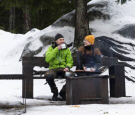 Perheeseeni kuuluvat minun lisäkseni puoliso sekä molempien vanhemmat ja sisarukset lapsineen. Meillä on puolisoni kanssa tosi hyvä tiimi: pystymme nauramaan ja hassuttelemaan hankalinakin aikoina. Lapsettomuushoidot ovat tuoneet pettymyksiä, hämmennystä, satunnaisia ilon hetkiä ja katkeruutta. Polkumme yksityisen puolen lapsettomuushoidoissa päättyi tuloksettomasti, mutta päätimme kuitenkin kokeilla vielä julkisen puolen kortit. Aikaisemmin halusin ainakin kolme lasta, mutta nyt ajatuksena on, että edes yksi lapsi olisi onni, lahja ja rikkaus. Yleensä meidät kohdataan ymmärtäväisesti, mutta joskus tulee vastaan suoria kysymyksiä, neuvoja ja vitsailuja. Tahattomasta lapsettomuudesta pitäisi puhua enemmän, että moni ymmärtäisi, että lasten hankkiminen ei ole aina helppoa ja halpaa. Yhteiskunnan tulee tukea myös lasta toivovia, ei vain lapsiperheitä. Kuvassa Marjukka ja hänen puolisonsa. Kuvaaja Eeva-Maria Brotherus. Mikä on perhe -kampanja, Simpukka ry
