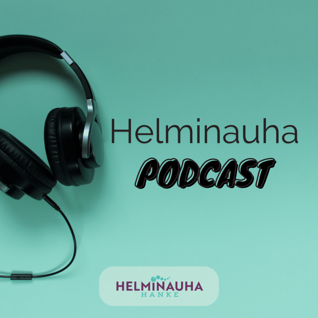 Mustat kuulokkeet, Helminauha-hankkeen logo alareunassa. Helminauha PODCAST.