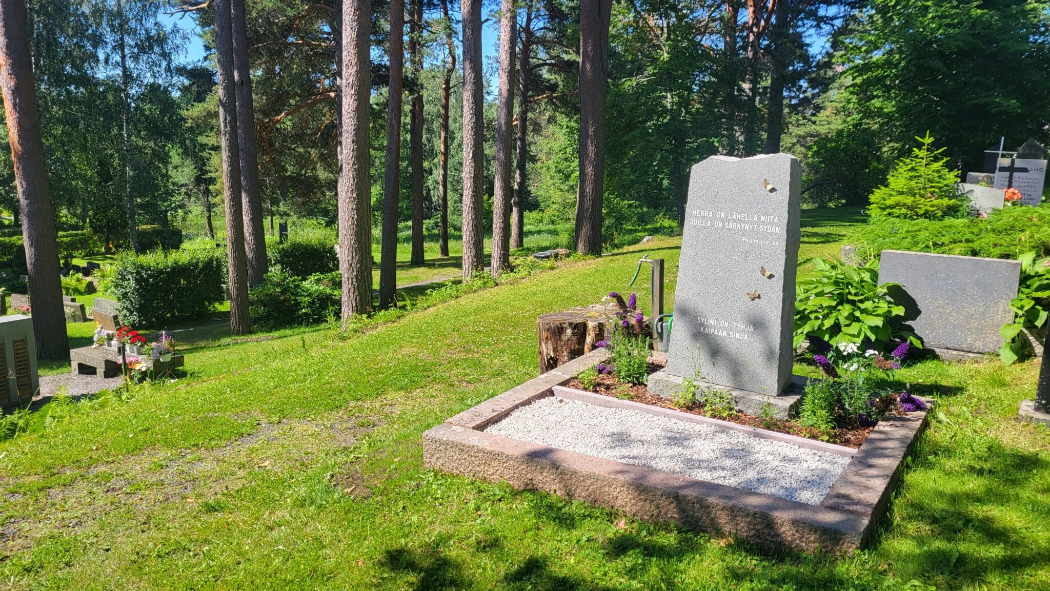 Tyhjän sylin muistopaikka Akaassa